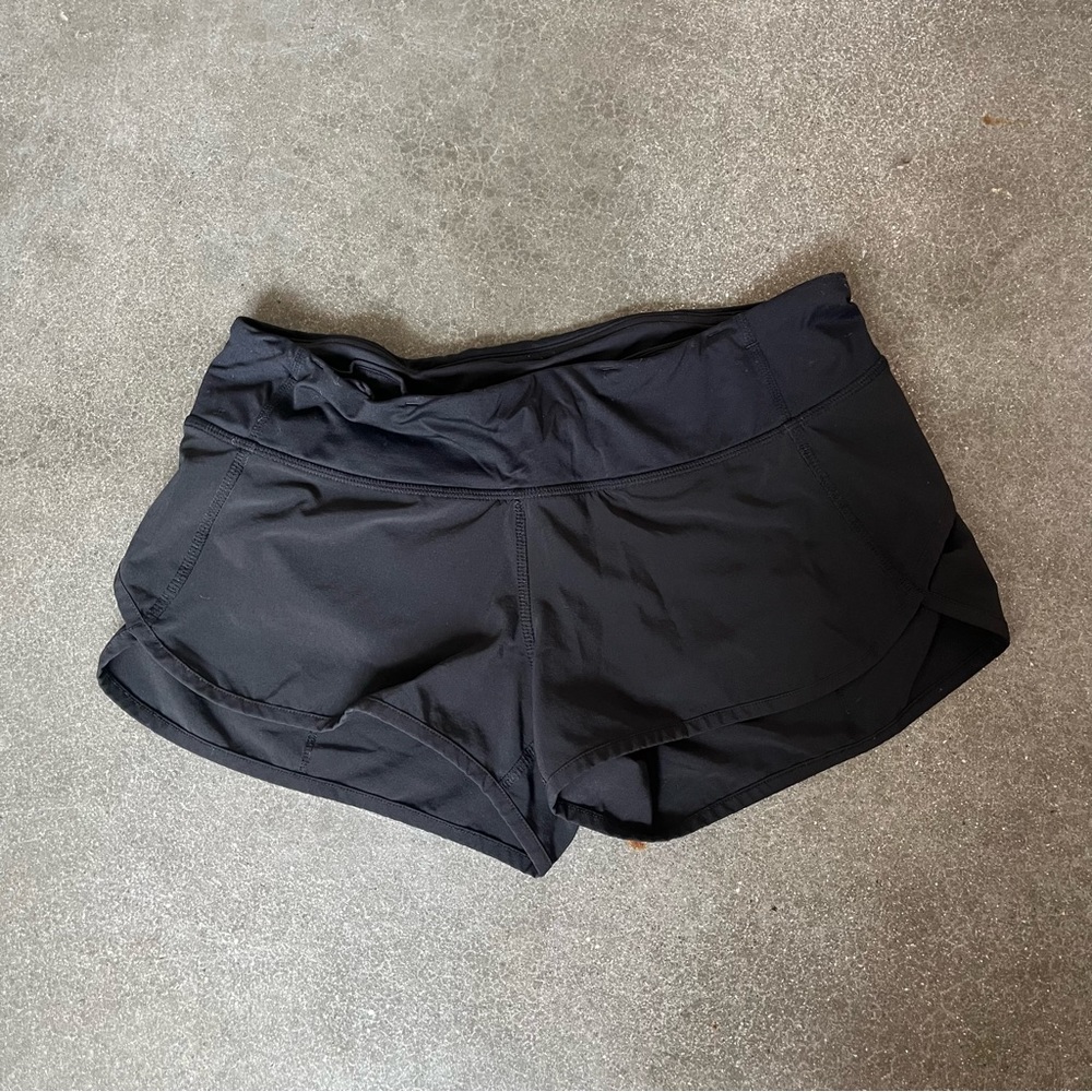 lululemon black low rise speed up shorts 2.5”